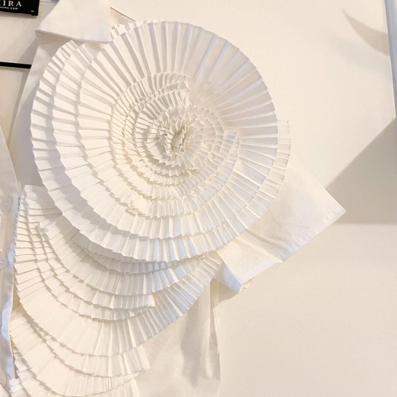 White unique crop top button - Picture 3 of 5